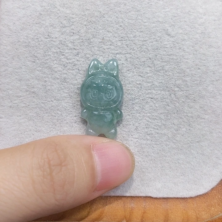 翡翠未镶嵌颈饰拉布布