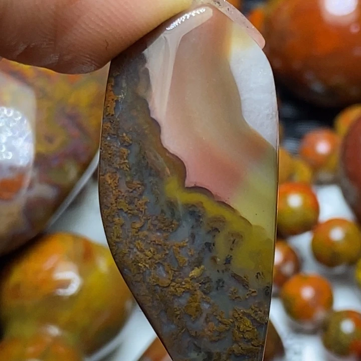 玛瑙/玉髓颈饰未镶嵌木*?