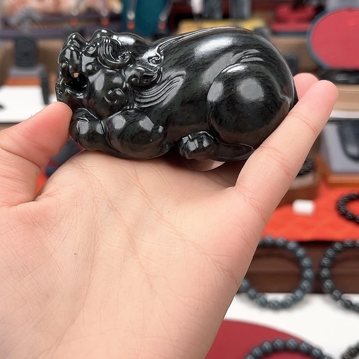 剑***心和田玉未镶嵌摆件沙枣青特色料大貔貅319克左右