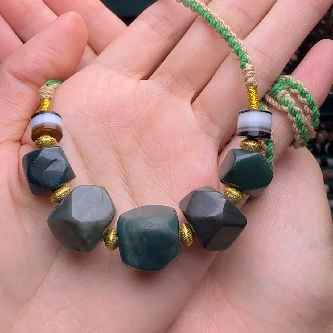 颈饰未镶嵌石英质玉