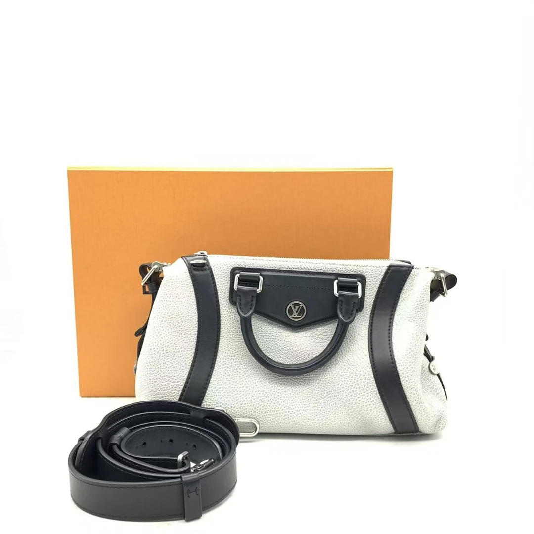 99新 LouisVuitton/路易威登 【安则专属】浅灰色biker斜挎包