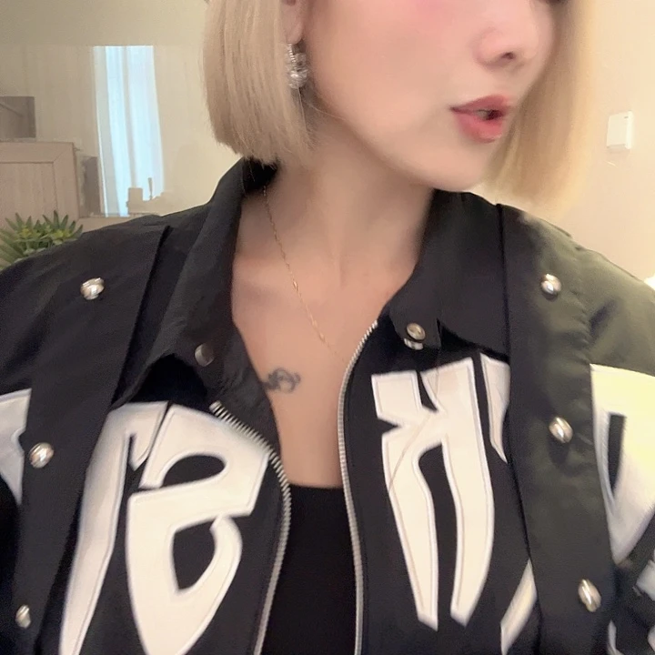 讴***娟黑色拼皮机车外套