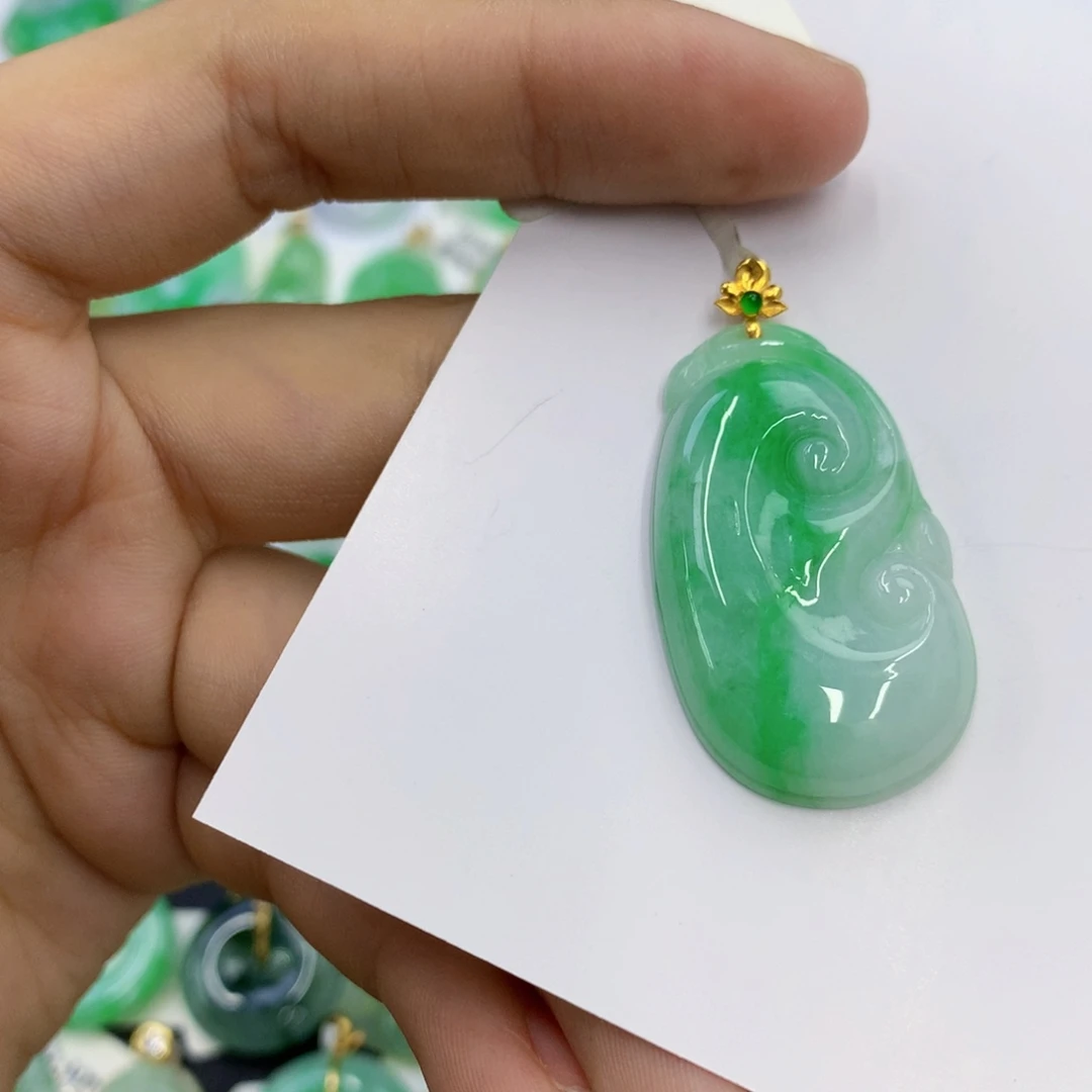 翡翠18K金镶嵌颈饰翡翠