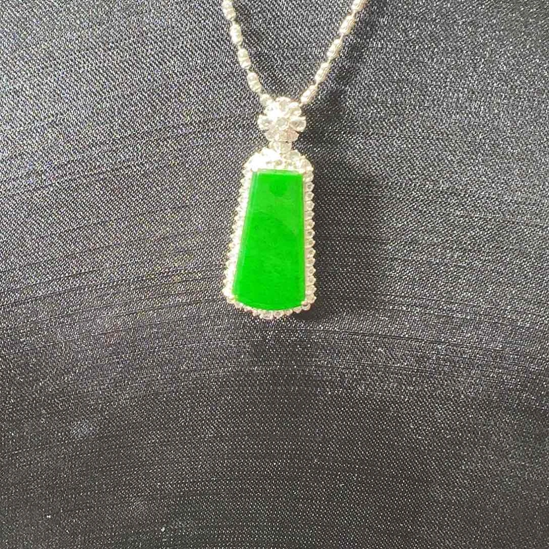 翡翠18K金镶嵌颈饰无事牌吊坠