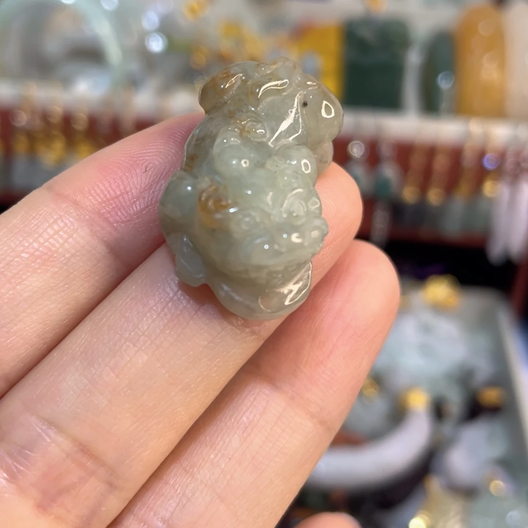 翡翠未镶嵌颈饰皮丘