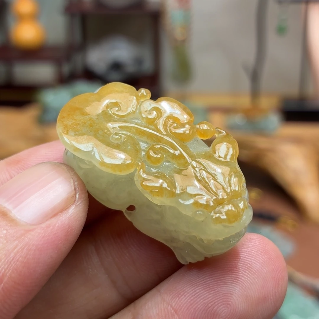 翡翠未镶嵌颈饰貔貅