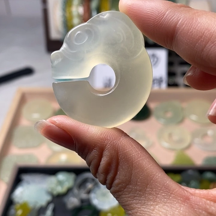 蛇纹石玉颈饰未镶嵌