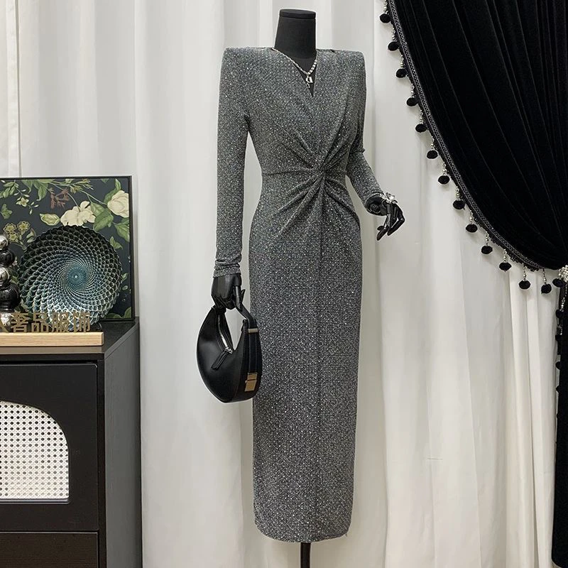 2025新品御姐灰色高弹力针织长袖连衣裙装饰钻扭结打底长款包臀裙