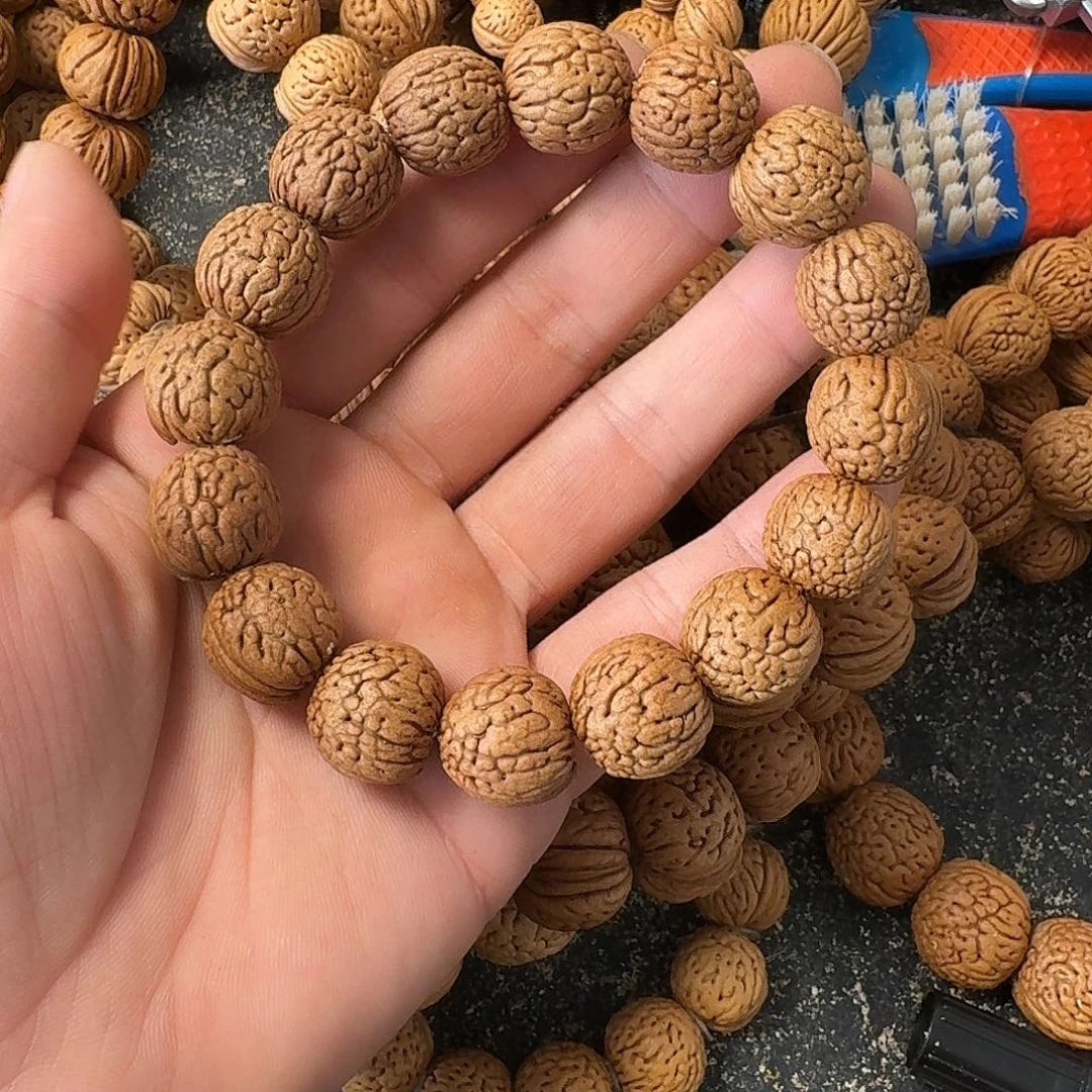 没***情桃核吊坠铁扇手串