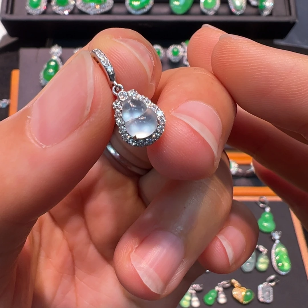 翡翠18K金镶嵌颈饰葫芦