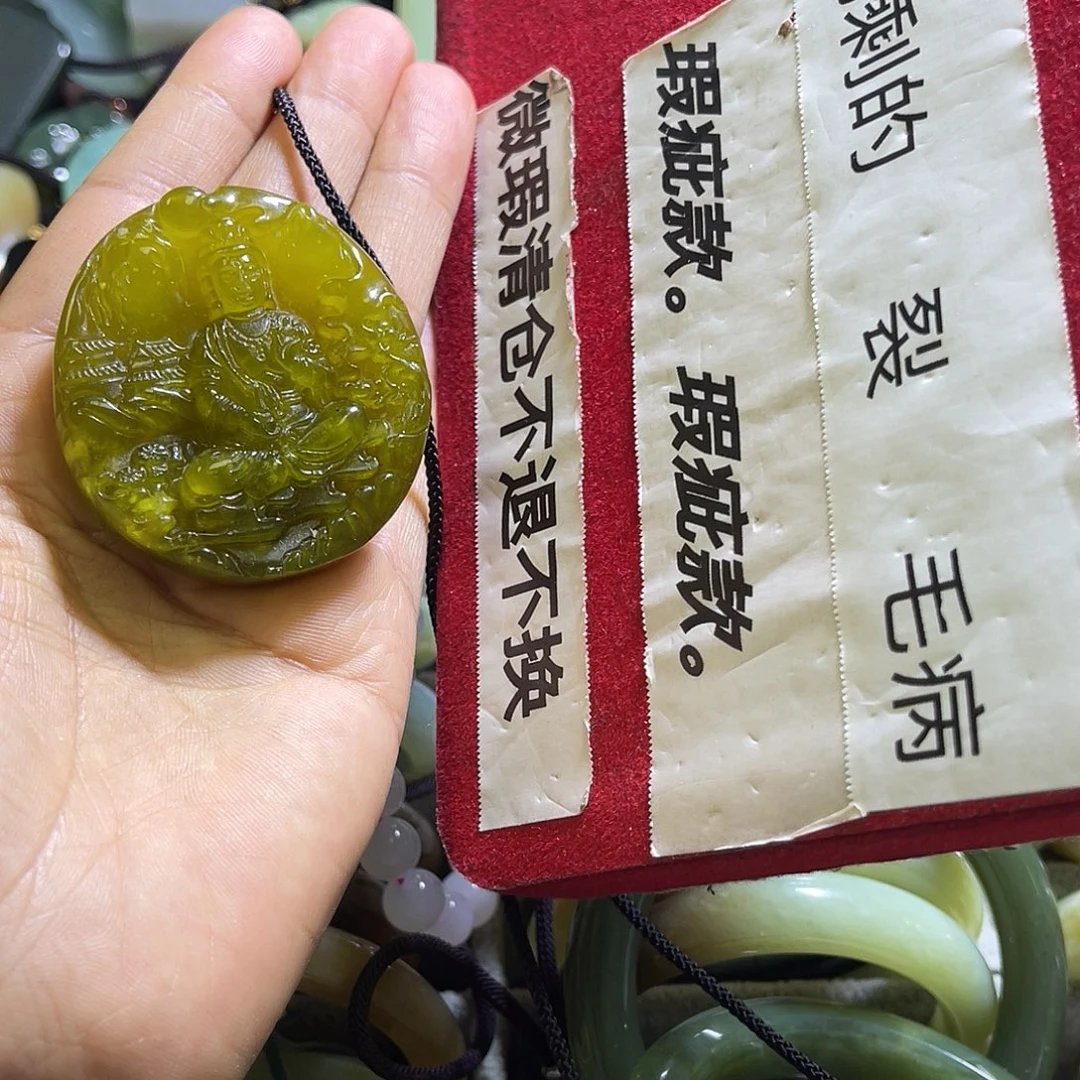 未镶嵌岫玉颈饰一个