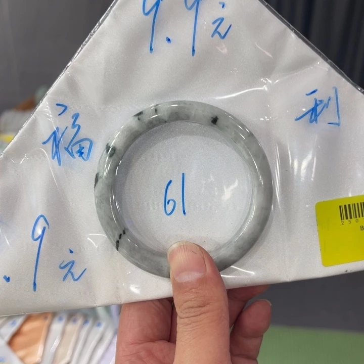 翡翠手镯未镶嵌随**的纯天然缅甸翡翠手镯A货