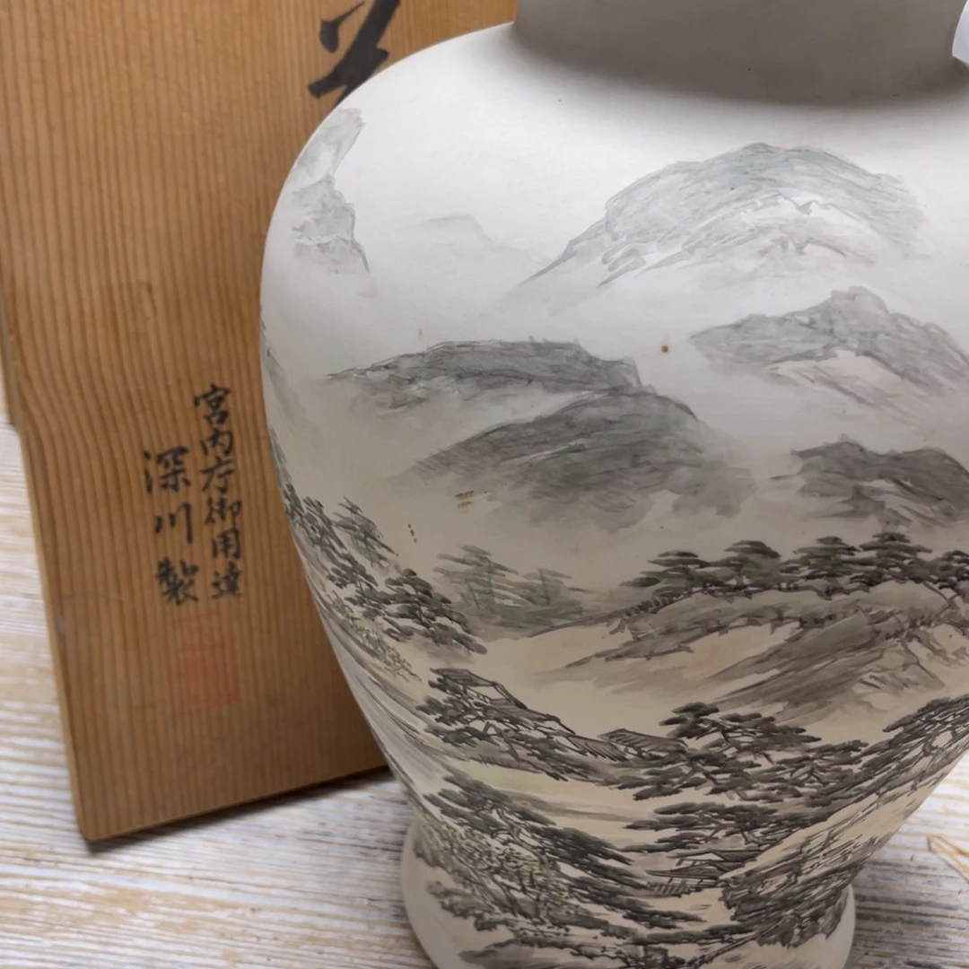 瓷片哈*兔密密麻麻地排列着一个大