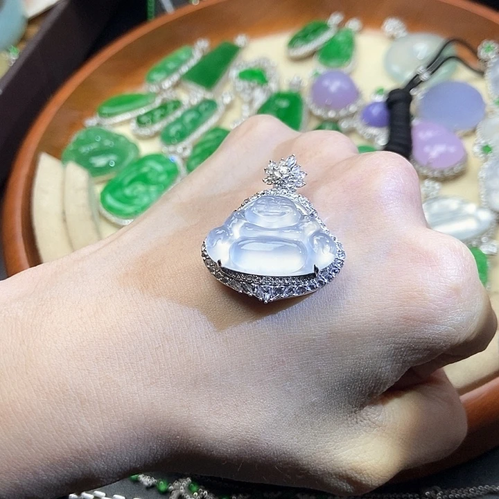 颈饰18K金镶嵌翡翠