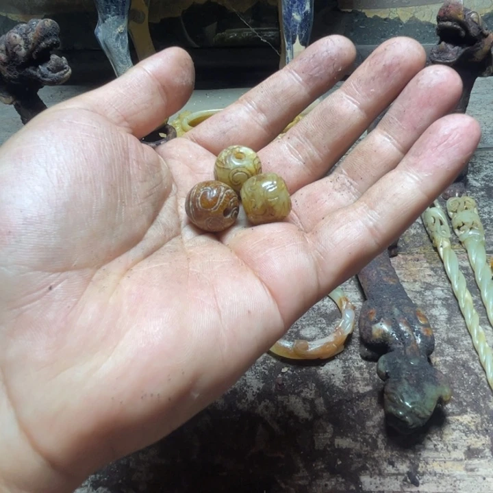 和田玉（糖玉）未镶嵌颈饰中**油