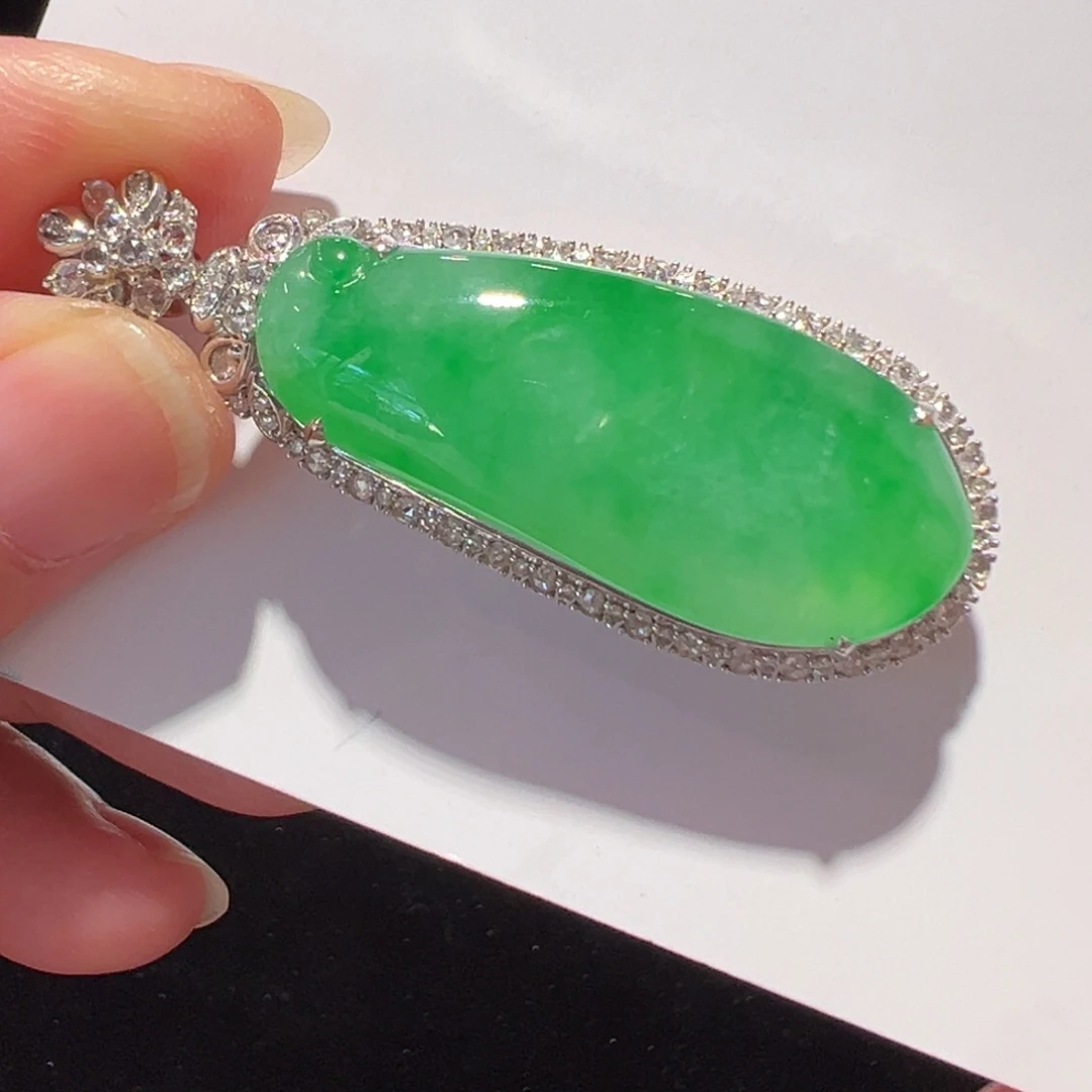 翡翠18K金镶嵌颈饰吊坠