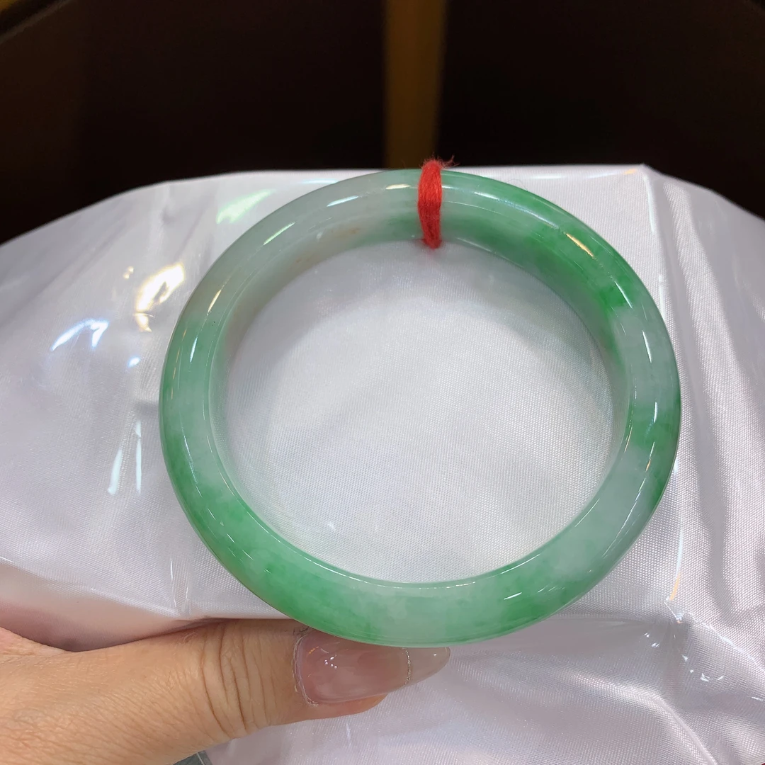 老坑种飘绿精美贵妃镯