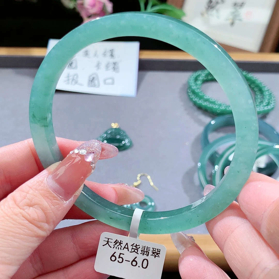 翡翠手镯（圆镯）未镶嵌