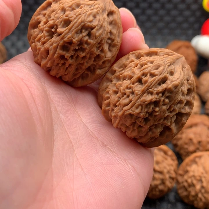 L****义38南疆石狮子头文玩核桃