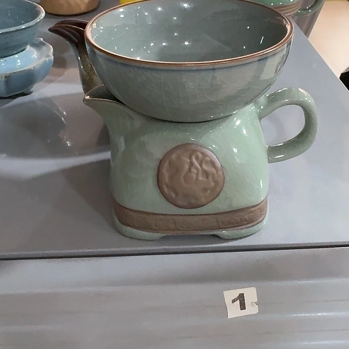 主人杯一个，瓷。。。品茗