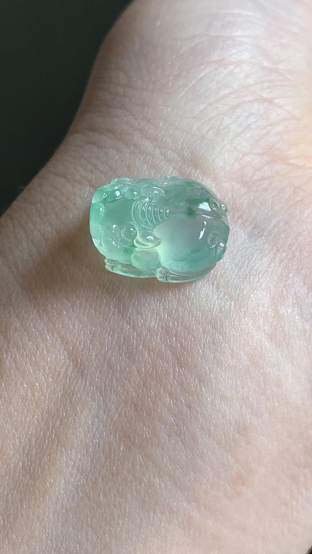 天然缅甸翡翠A货冰种晴底飘花貔貅，尺寸13.9*11.6*5.6