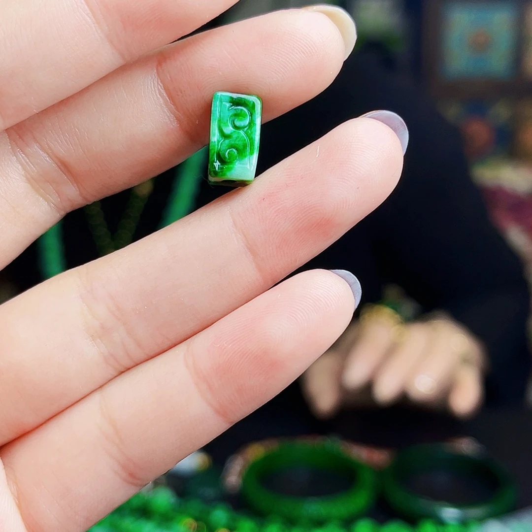 颈饰未镶嵌翡翠多样性