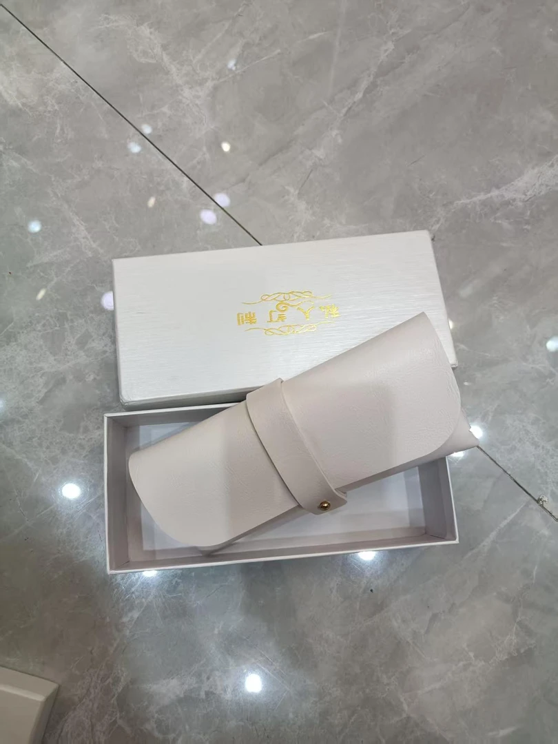 墨镜一个,款式随机