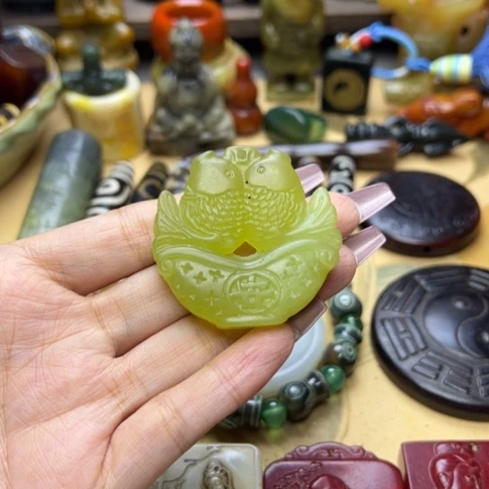 蛇纹石玉未镶嵌颈饰