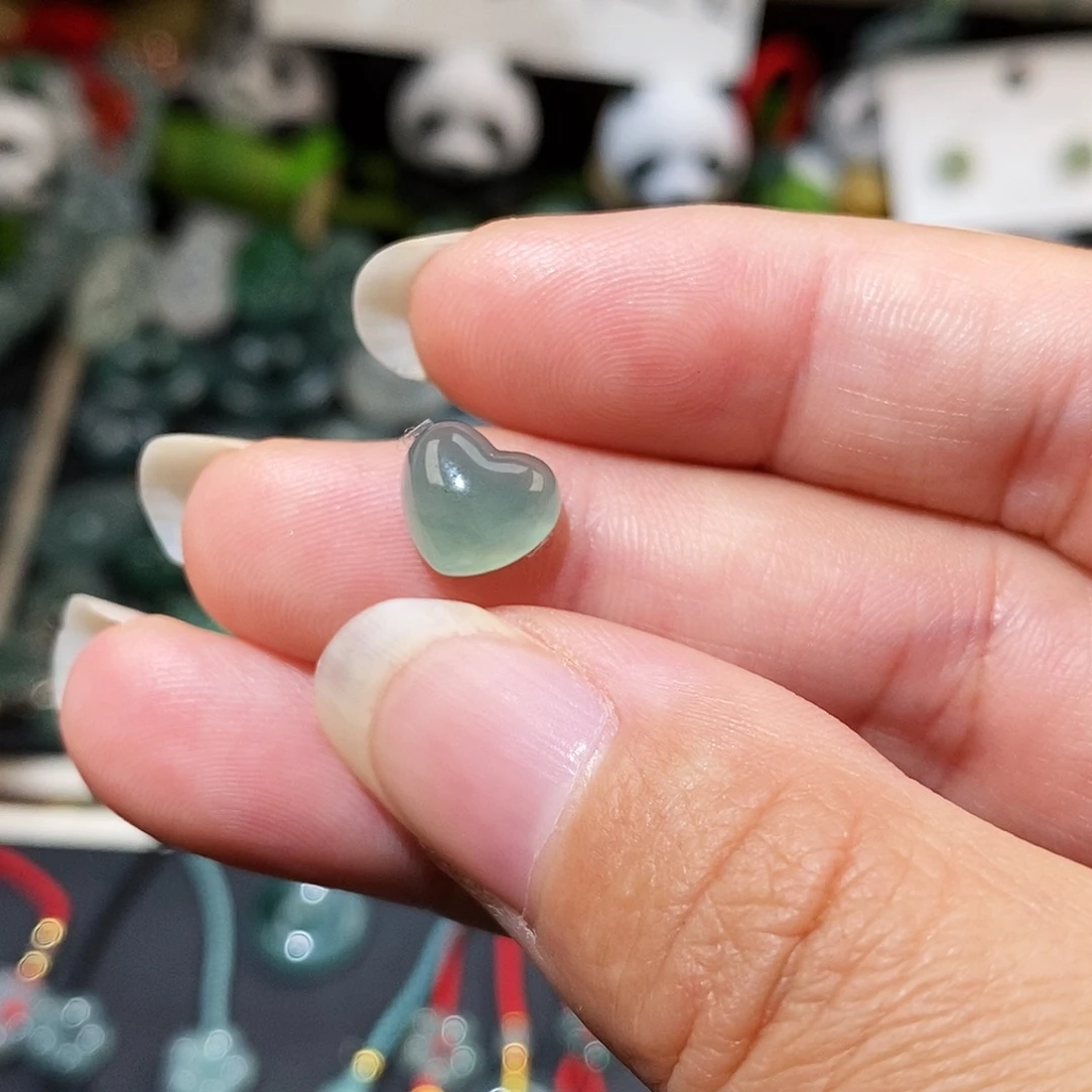 翡翠未镶嵌颈饰爱心
