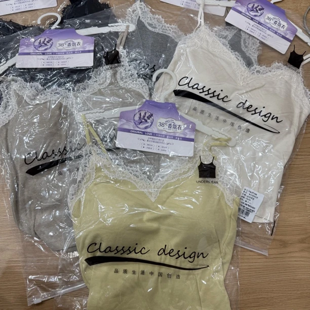 妃子纪秋冬磨毛固定一体乳胶杯肩带可调节蕾丝美背