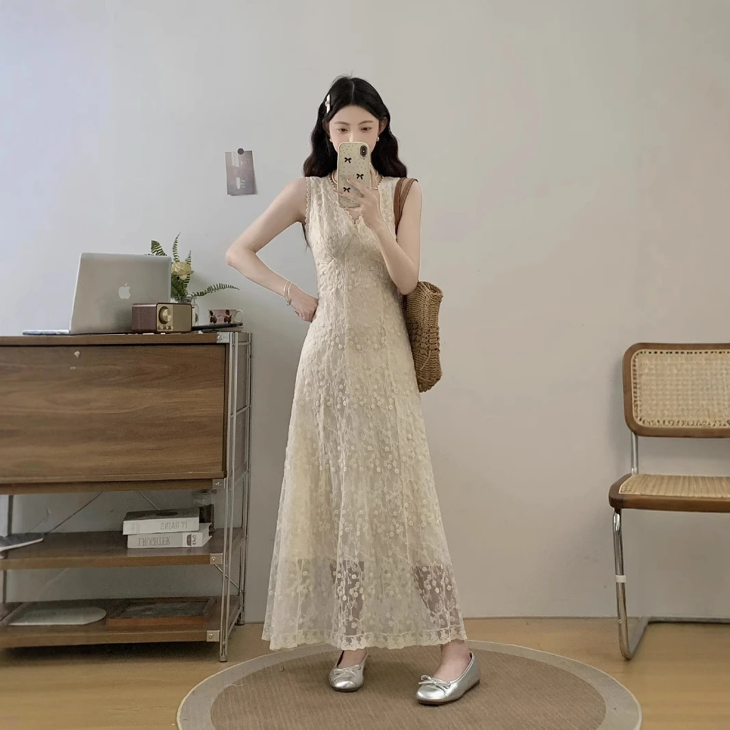 2025法式名媛高级感气质V领刺绣吊带连衣裙胖mm收腰显瘦蕾丝长裙
