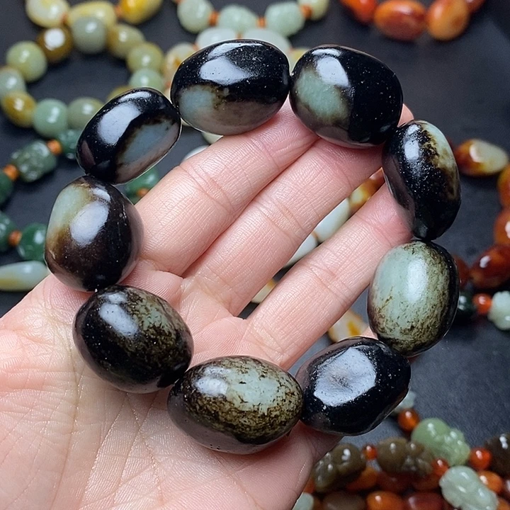 叶***总和田玉未镶嵌手链