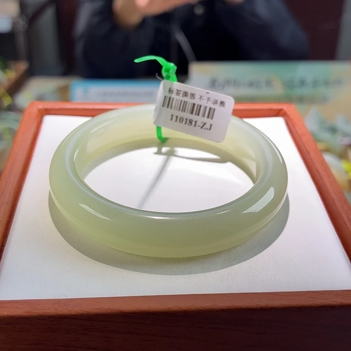 和田玉未镶嵌手镯31。 52