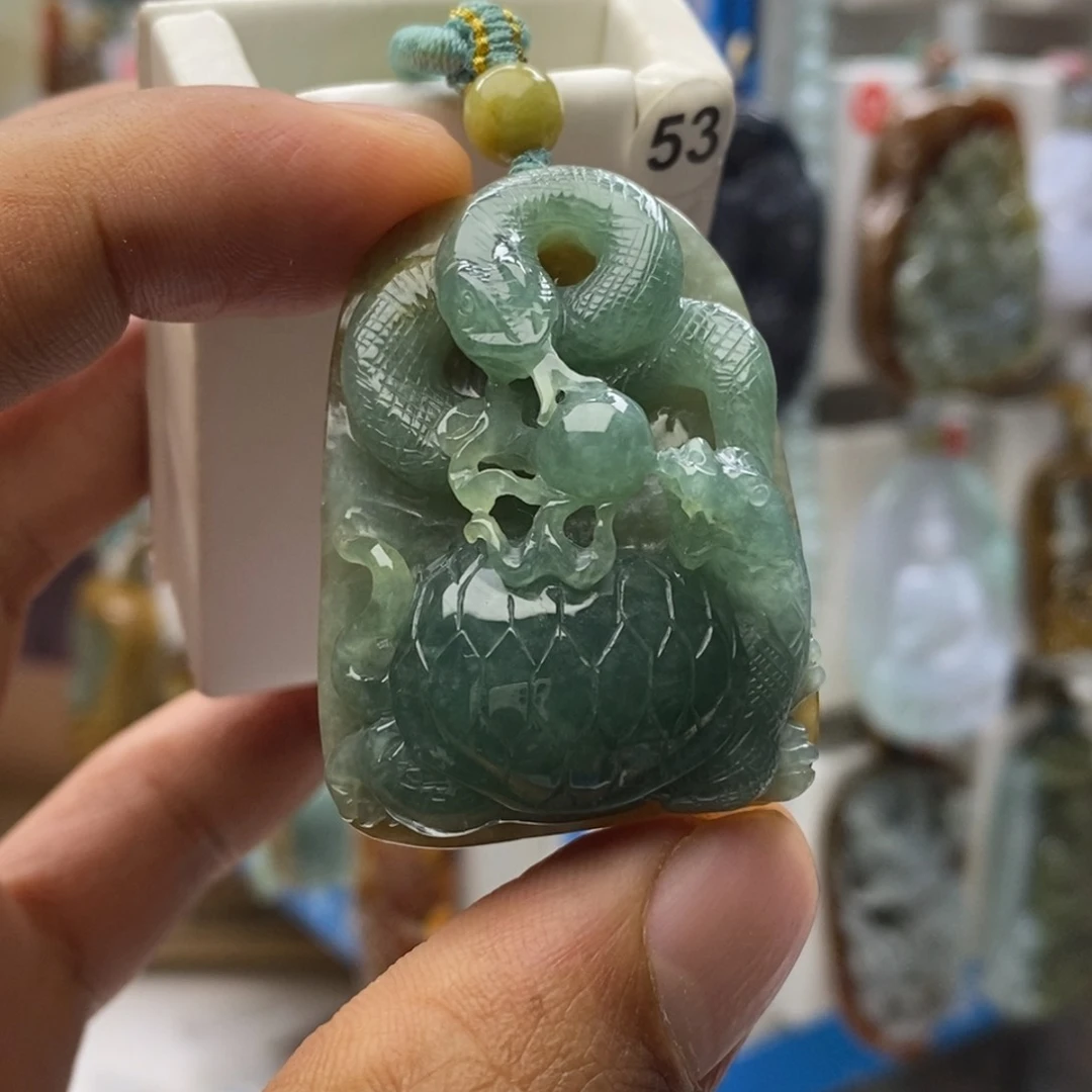 翡翠未镶嵌颈饰大***张玄武