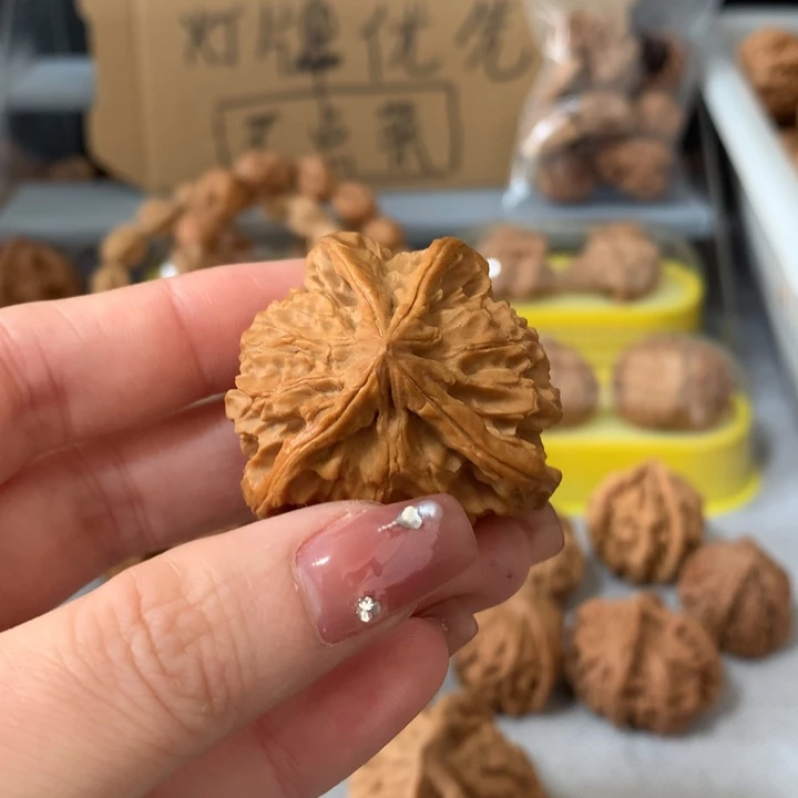 江***2文玩核桃吊坠异形单只，有瑕疵