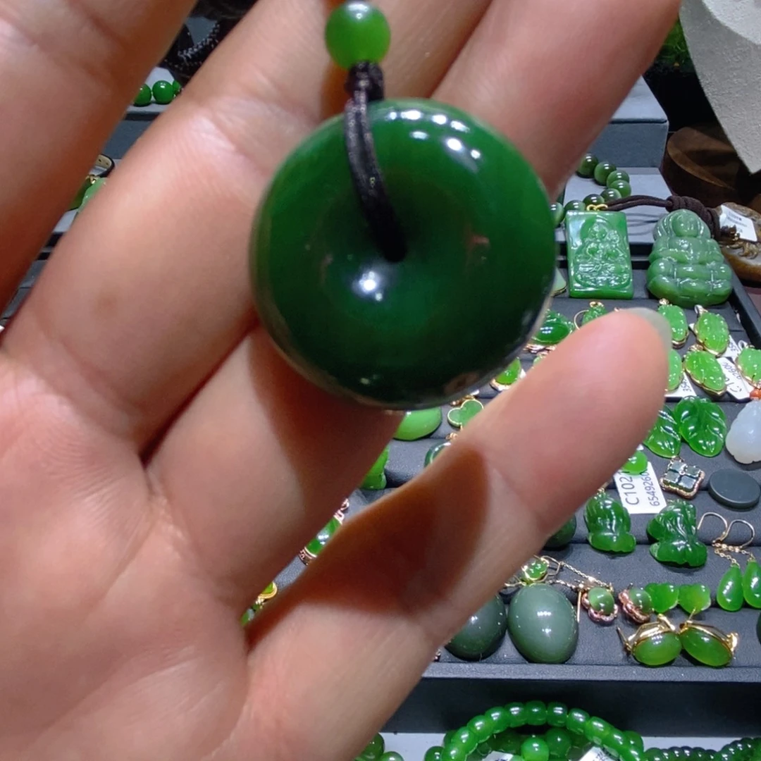 颈饰未镶嵌和田玉（碧玉）