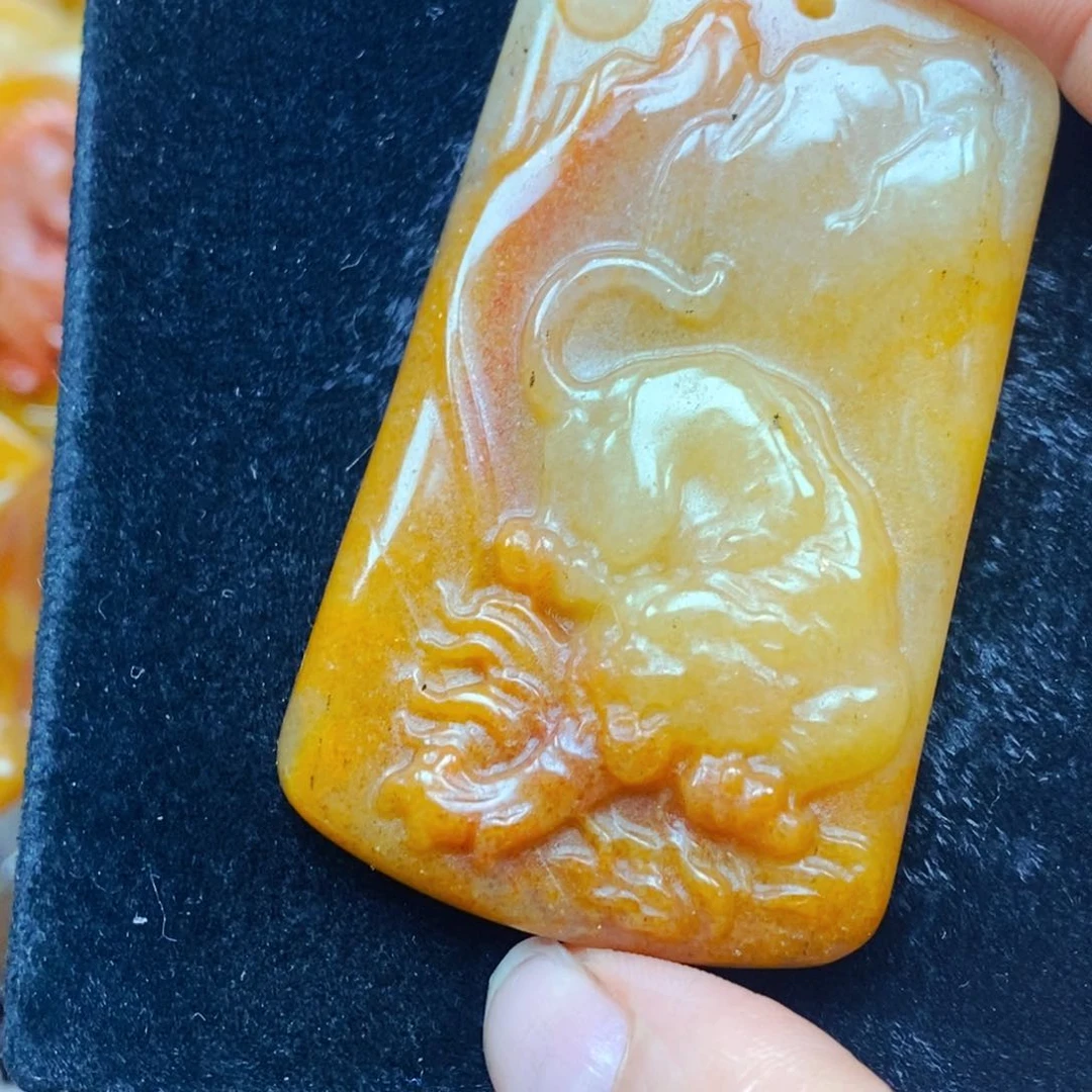 未镶嵌石英质玉（黄龙玉）颈饰
