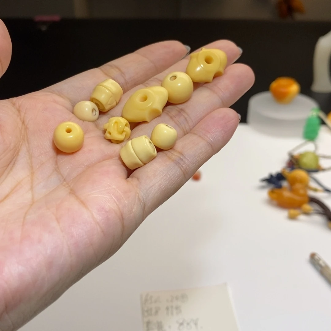 用***5石英质玉（缅黄）未镶嵌颈饰