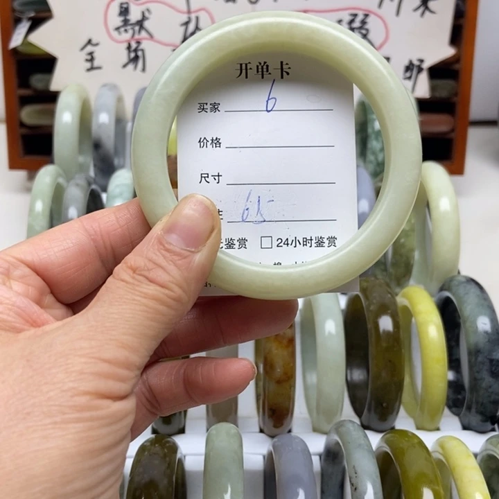 上***鹿蛇纹石玉未镶嵌手镯
