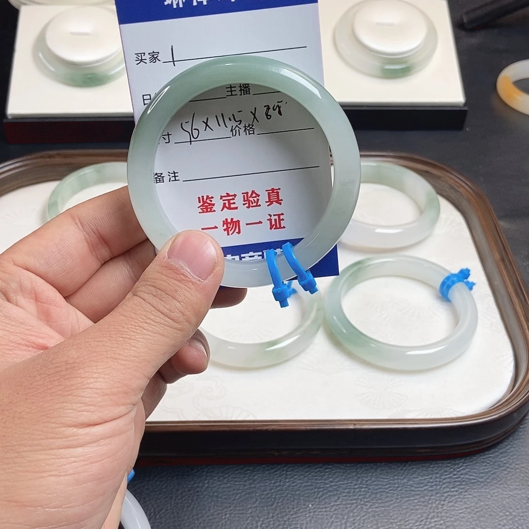 小***M石英质玉未镶嵌手镯1