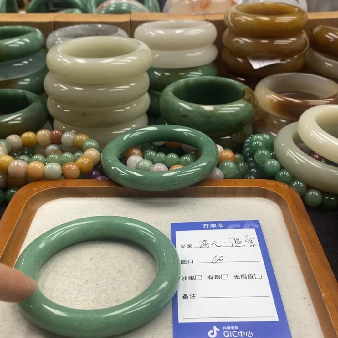 再***柔石英质玉手镯未镶嵌