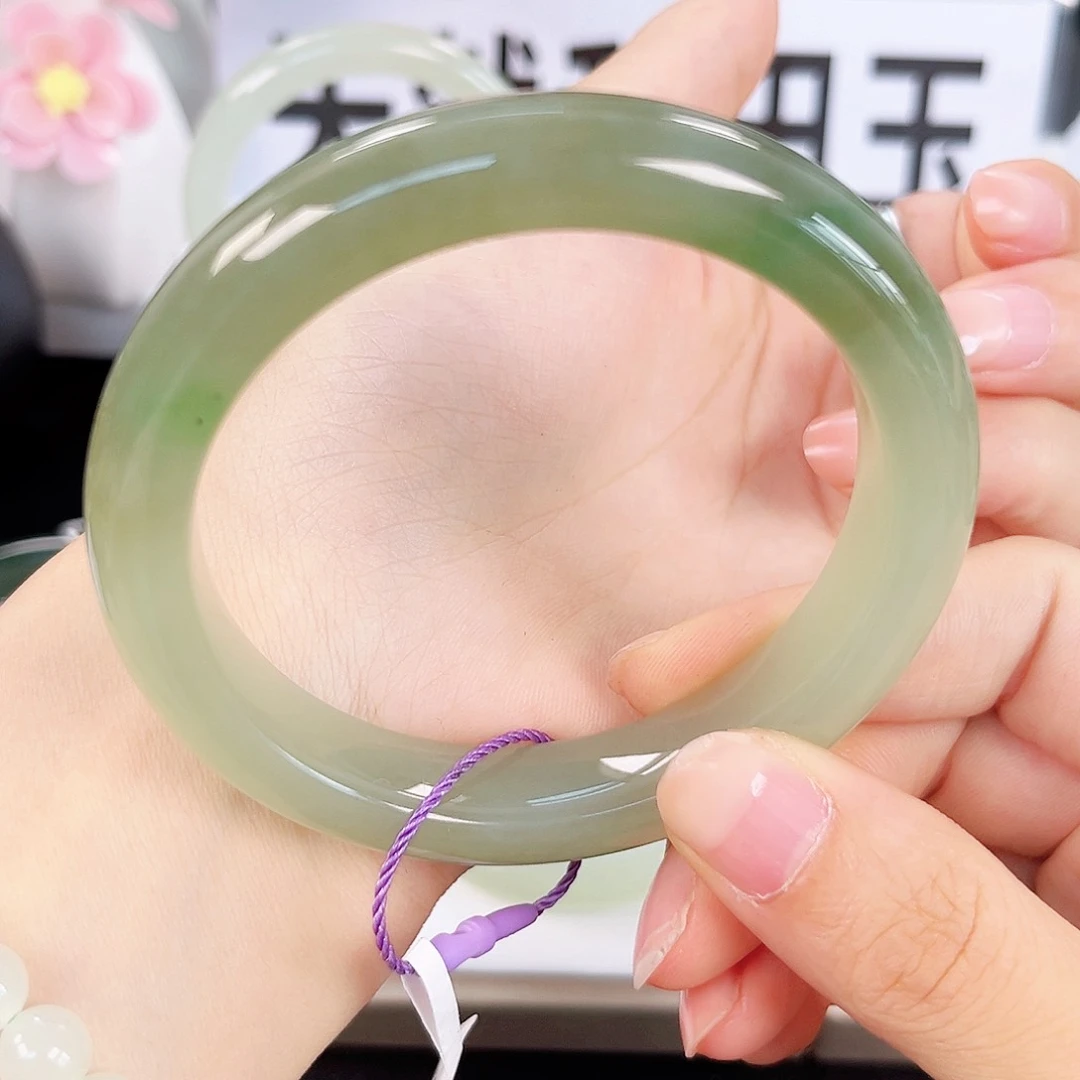 和田玉手镯未镶嵌中*人