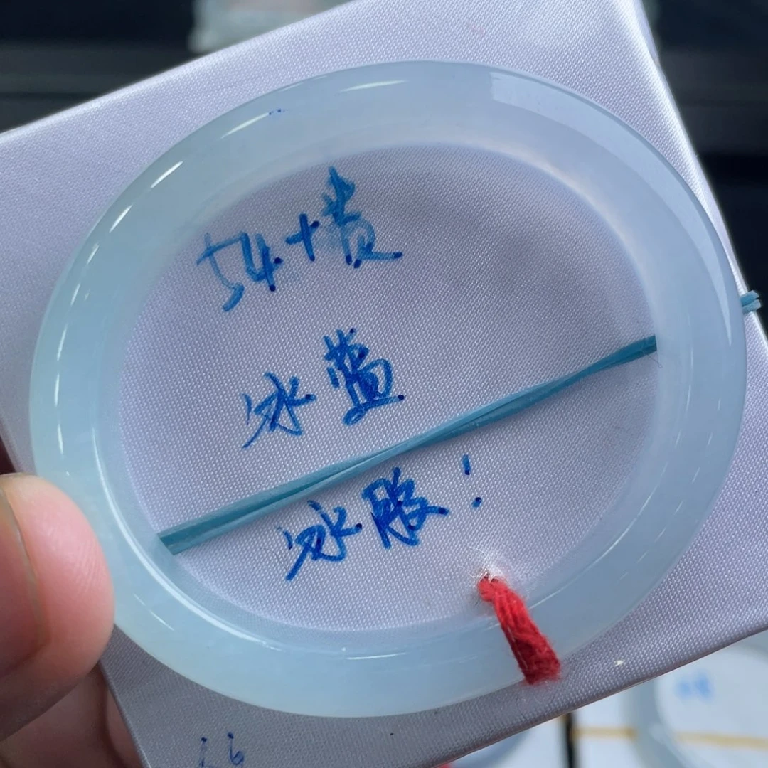 翡翠手镯未镶嵌翡翠手镯