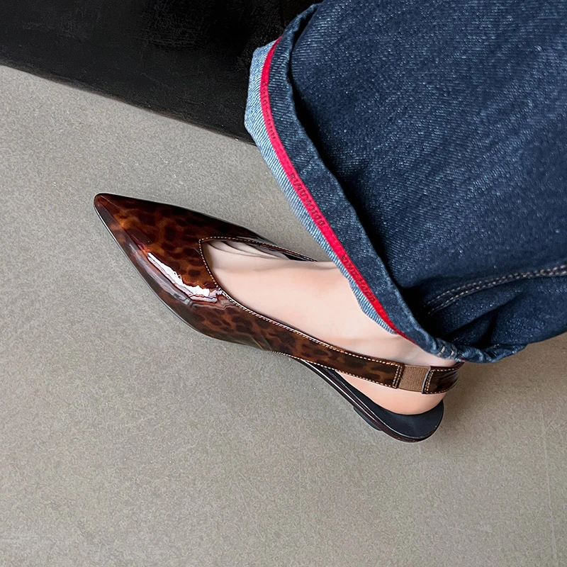 3cm复古风包头凉鞋坡跟尖头后空女鞋2025年新款百搭不累脚平底鞋