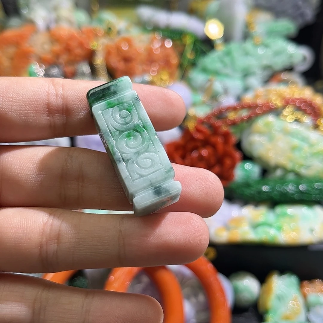 翡翠未镶嵌颈饰待编织