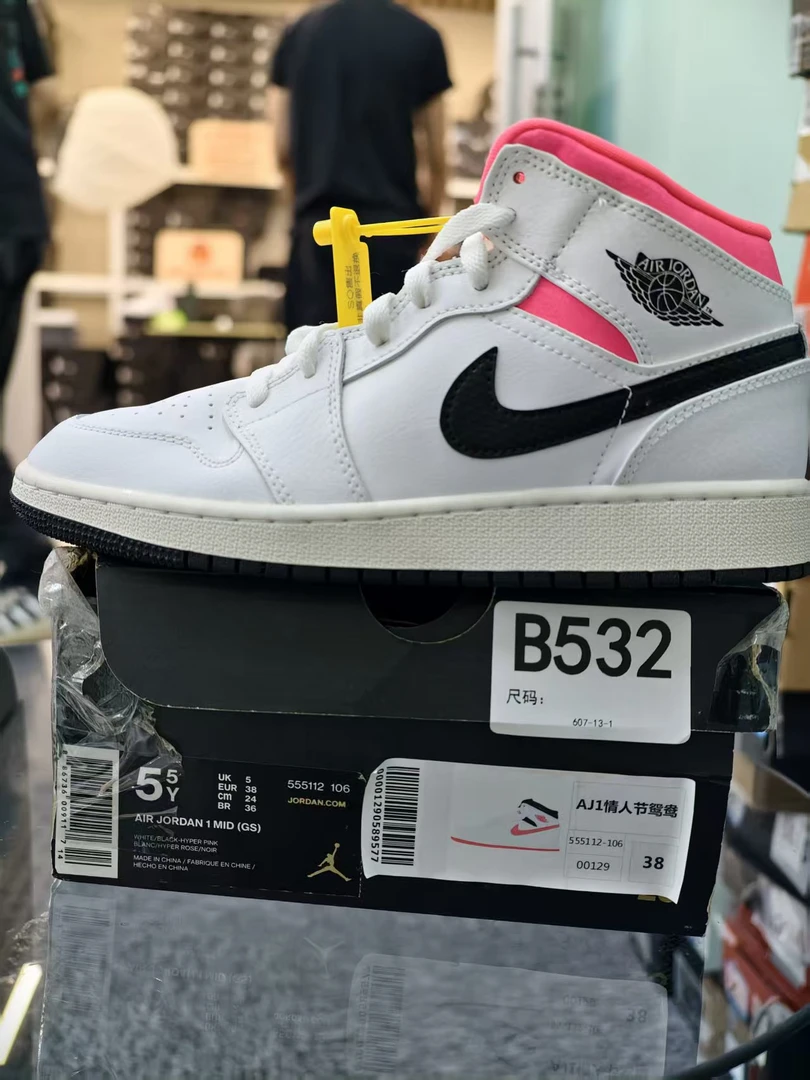 Nike  aj1情人节 全新原盒  38码 11月25 gui B532