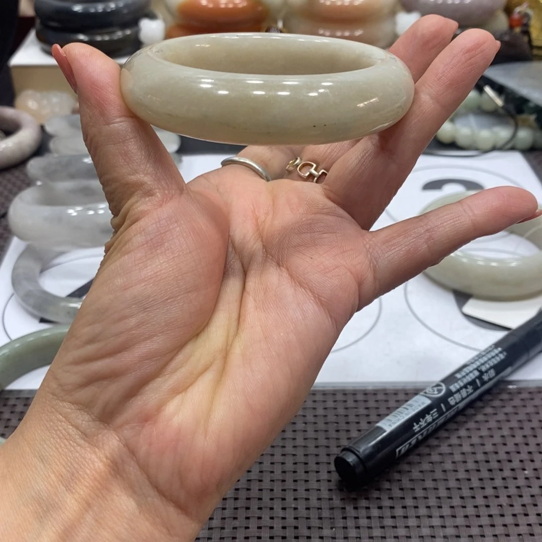 石英质玉手镯未镶嵌樱**?
