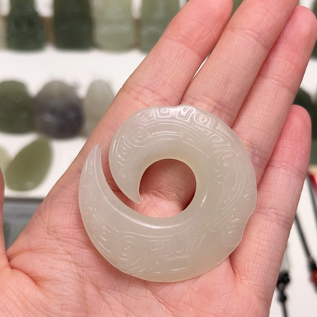 和田玉颈饰未镶嵌向**花