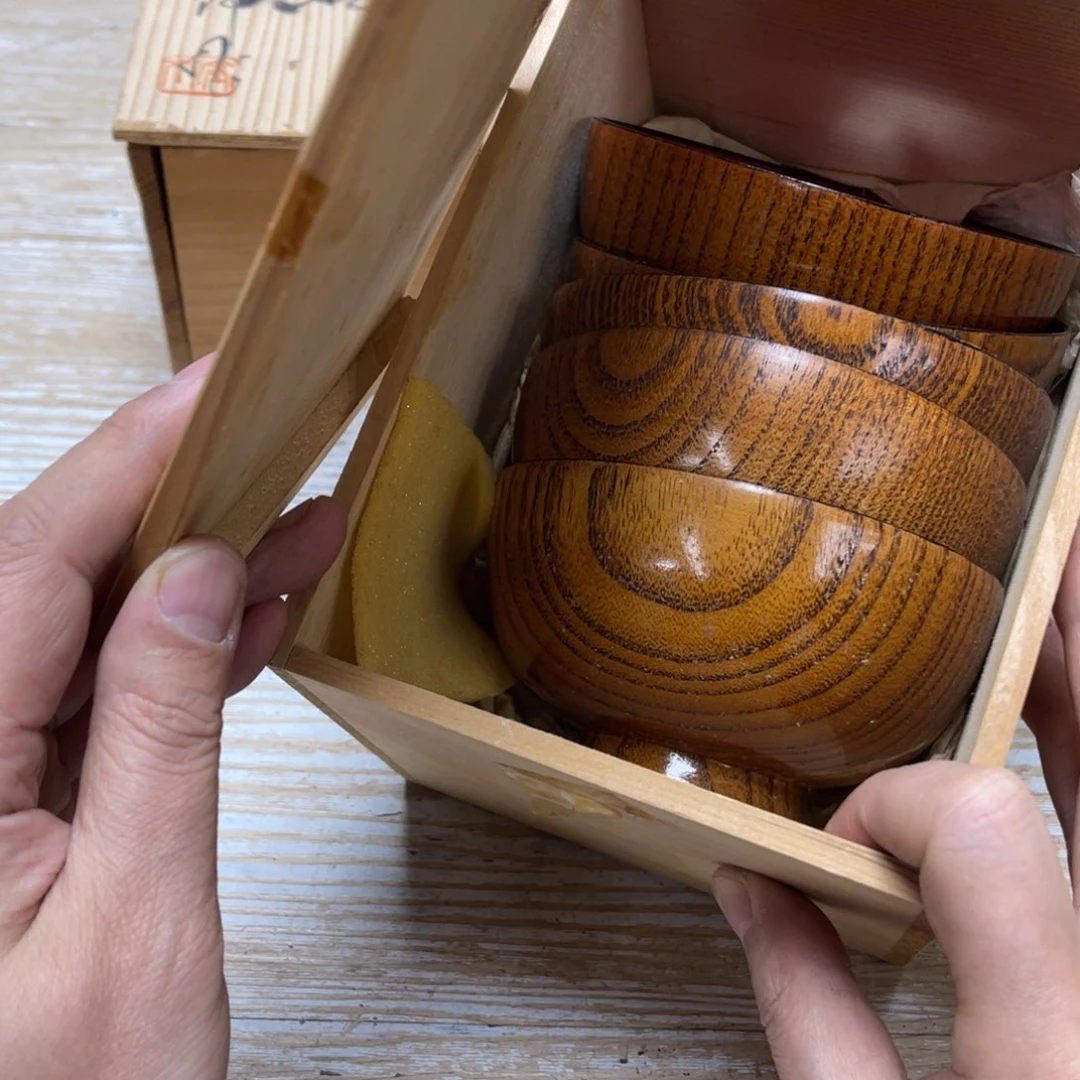 瓷片B****k密密麻麻地排列着一个