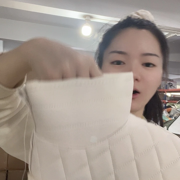 米色雪地靴。  37啦啦啦